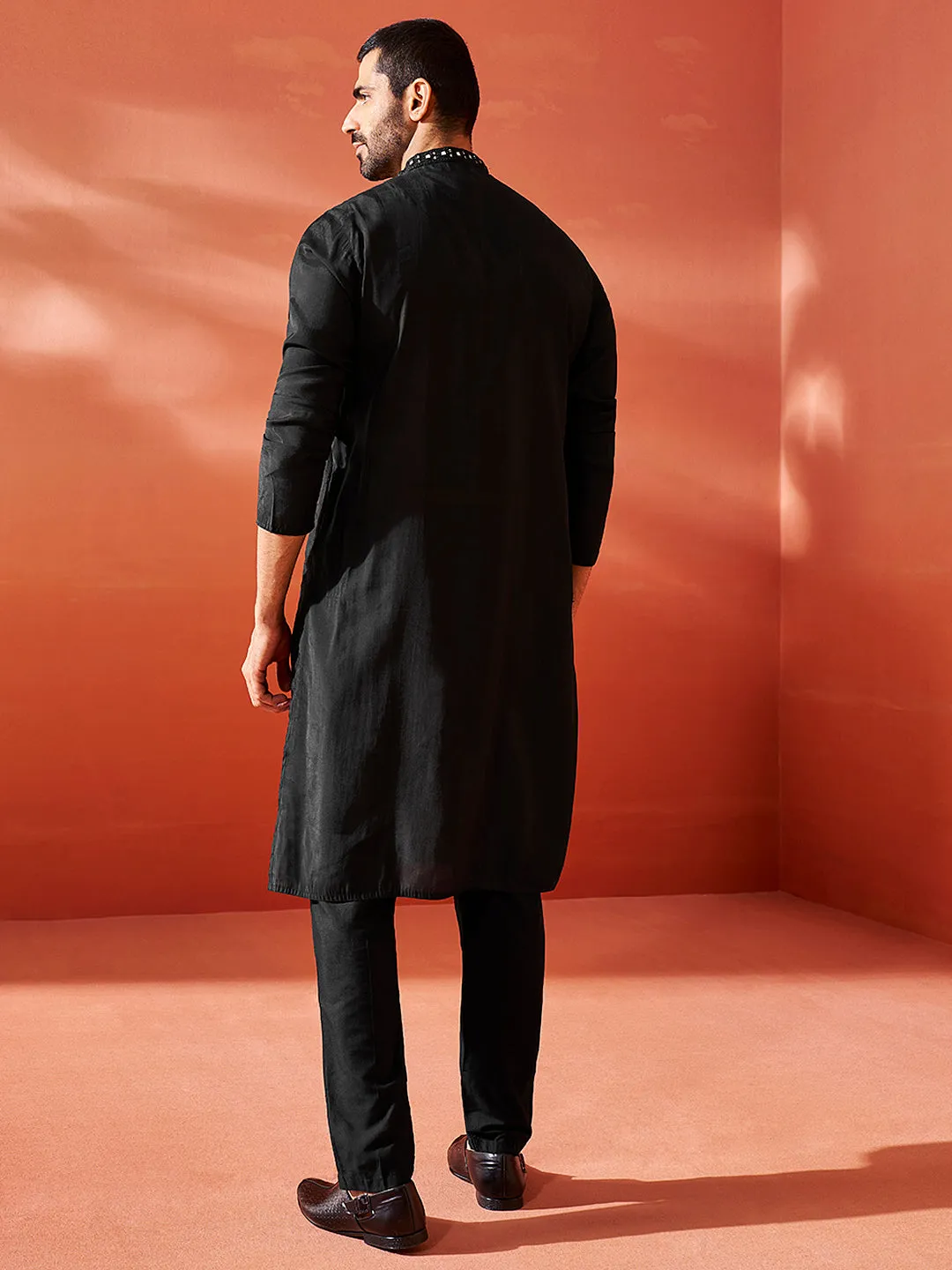 Jashvi Men's Black Silk Blend Kurta And Pyjama Set.